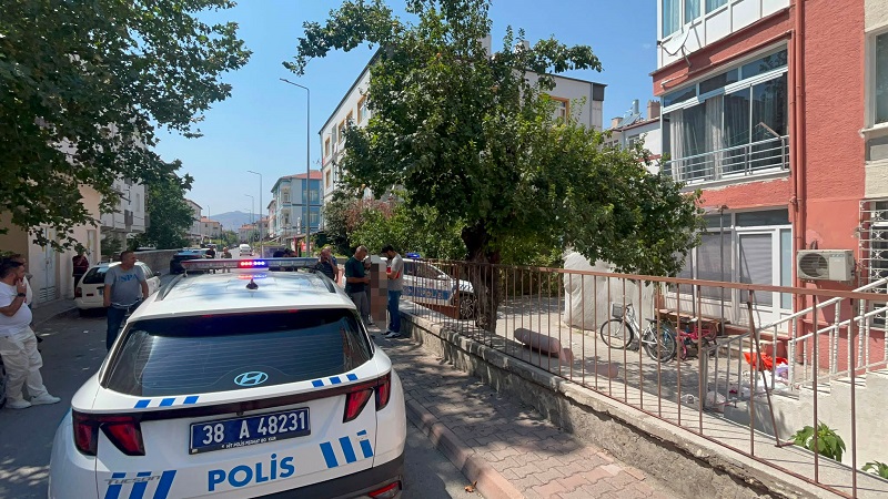 Boşanma aşamasındaki eşini bıçakladı