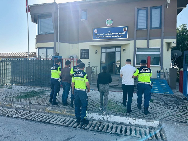 Kendilerini polis olarak tanıtıp dolandırıcılık yapan 3 şüpheli yakalandı