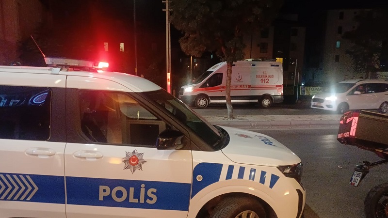 Kaldırımda yayaların 'yol vermeme' kavgası