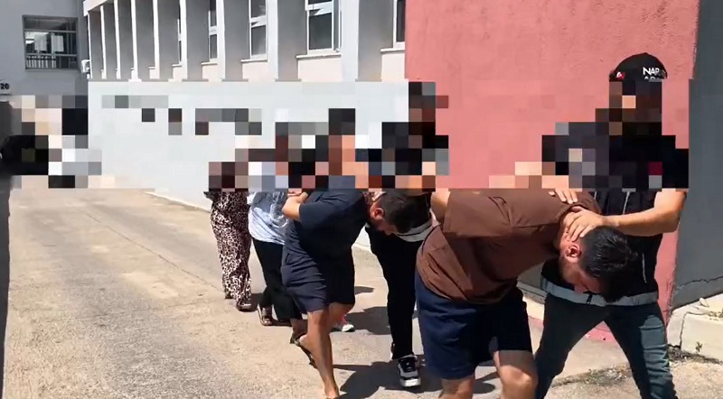 Kadın kuryeler midesinde uyuşturucuyla yakalandı