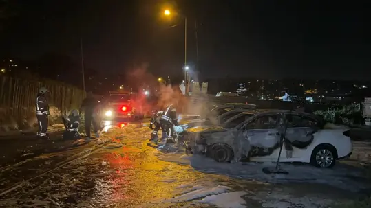Galerideki araçlar alev alev yandı