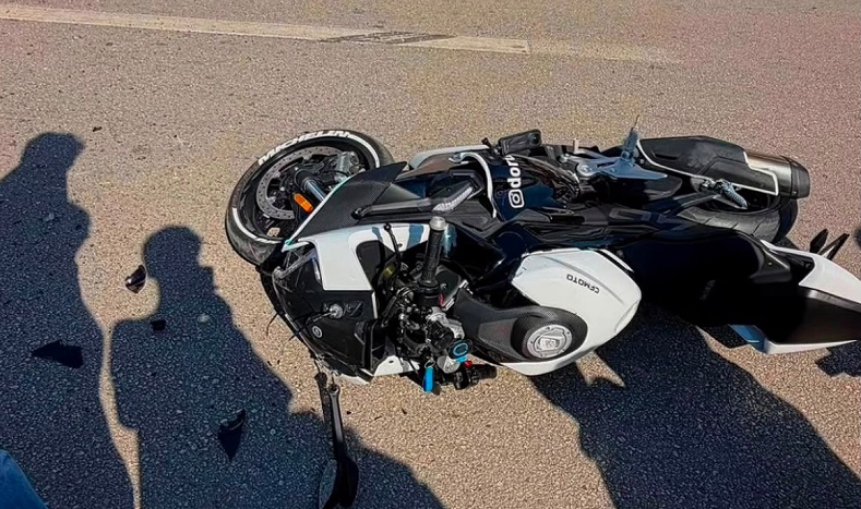Otomobile çarpan motosikletin sürücüsü, metrelerce savruldu