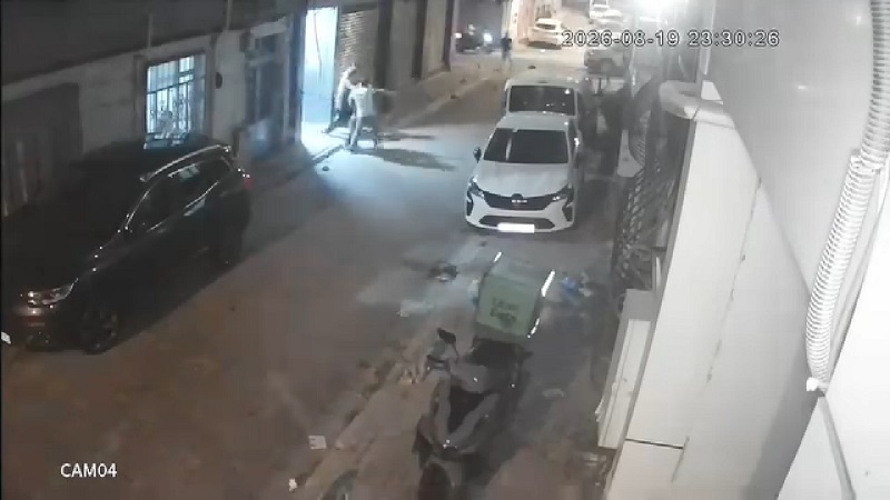 Kadını darbeden şüpheliye müdahale eden polisleri yaraladılar