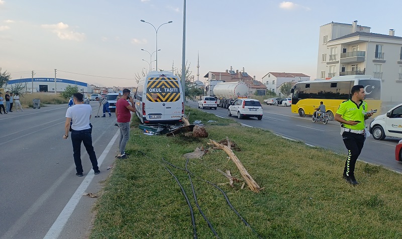 İşçi servisi  reklam panosuna çarptı
