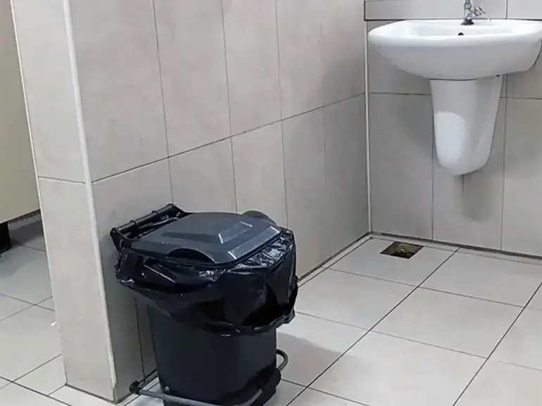 Dünyaya getirdiği bebeğini çöp kutusuna attı