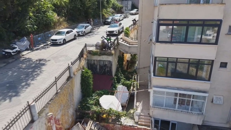 İstanbul'da üzerinden yol geçen bina havadan görüntülendi