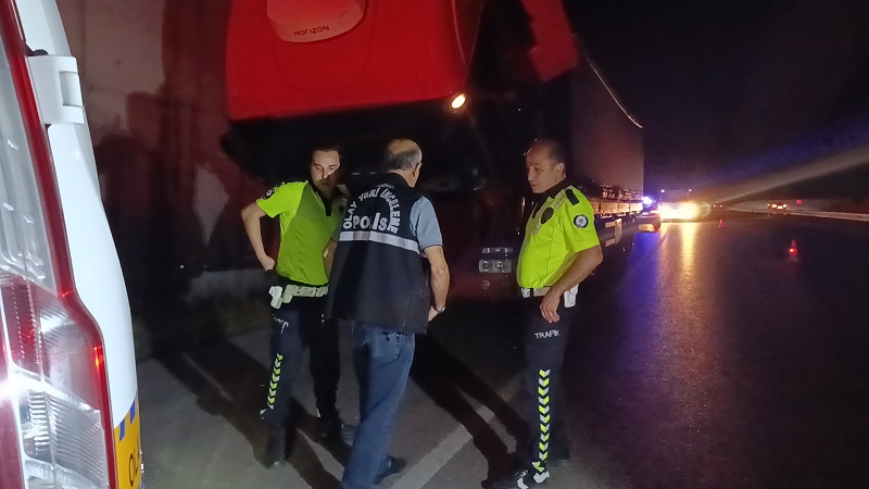 Arızalanan TIR’ı tamir ederken otomobil çarptı