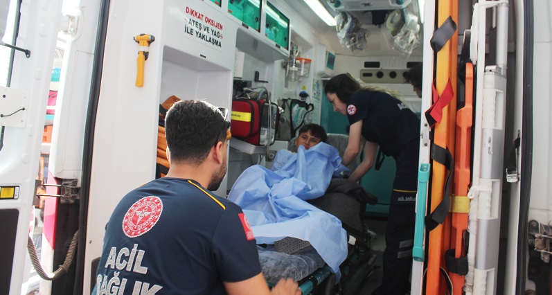 Ağaçtan düşen çocuğun koluna demir saplandı