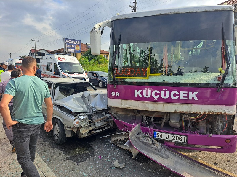Özel halk otobüsü ile otomobil kafa kafaya çarpıştı
