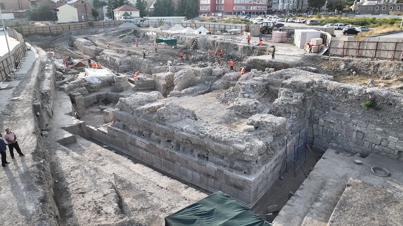 Tarihi duvarlar yavaş yavaş ortaya çıkıyor