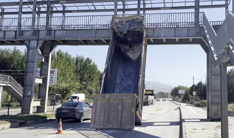 Kamyonun açılan damperi yaya üst geçidine çarptı