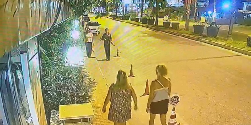 Oyuncak tüfekle sokakta dolaşınca gözaltına alındı