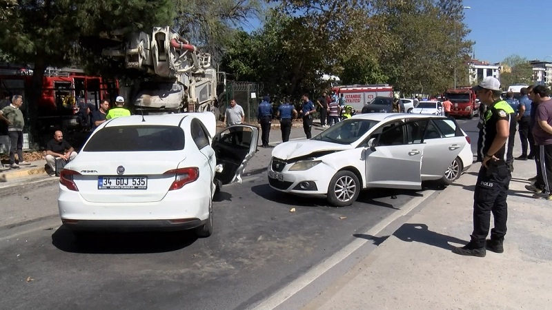Beton pompası 4 araca çarptı: 5 yaralı