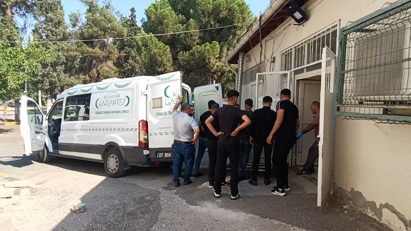Halı yıkarken akıma kapıldılar