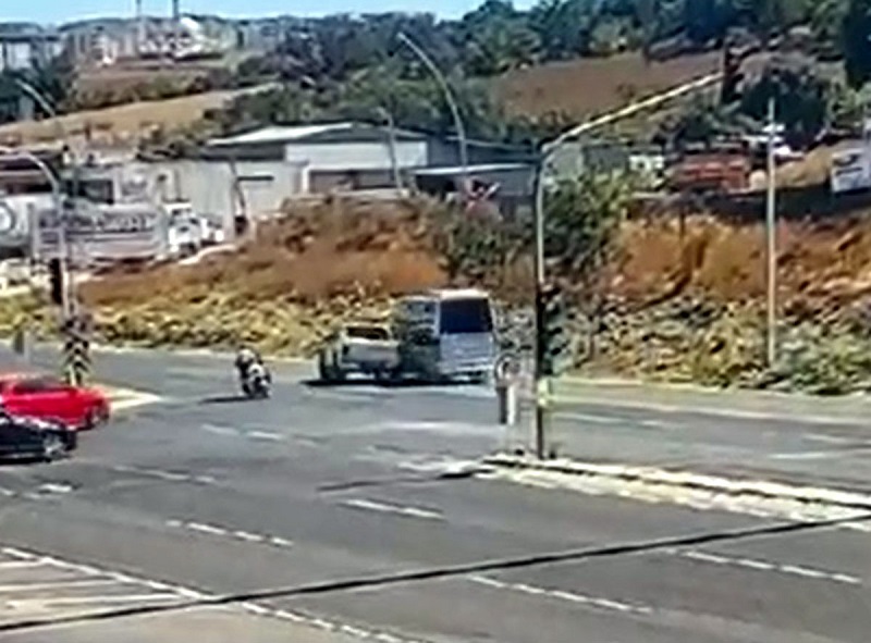 Yolcu minibüsü elektrik direğine çarptı
