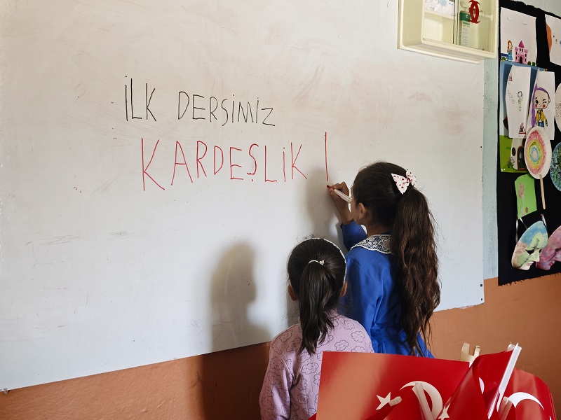 İlayda'ya okul arkadaşı geldi