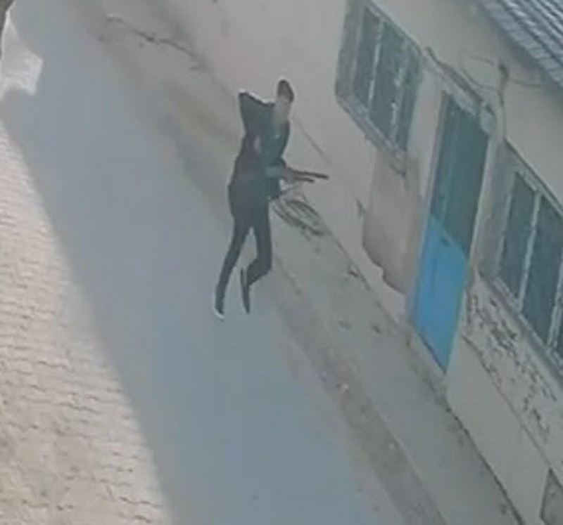 Manisa'da okulun önünde ateş açıldı