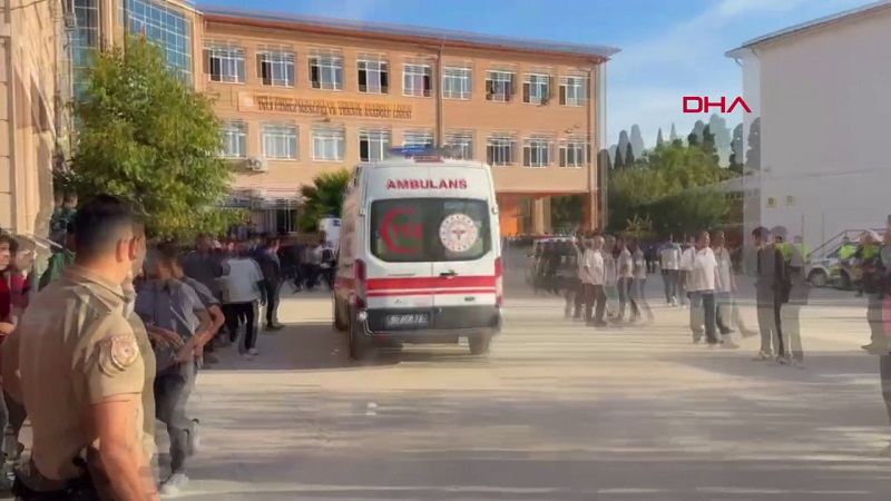 Manisa'da okulun önünde ateş açıldı