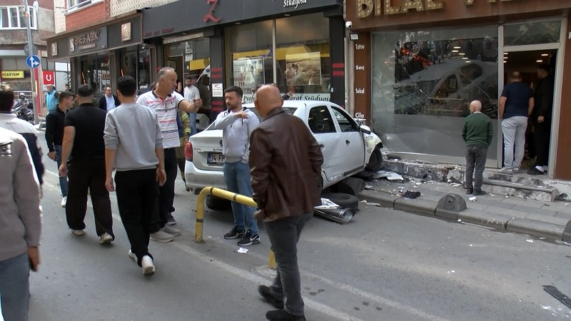 Savrulan otomobil berber dükkanına çarptı