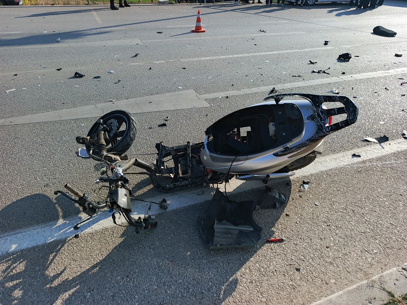 Otomobille elektrikli bisiklet çarpıştı