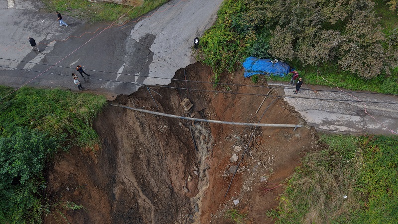 Trabzon'da mahalle yolu çöktü