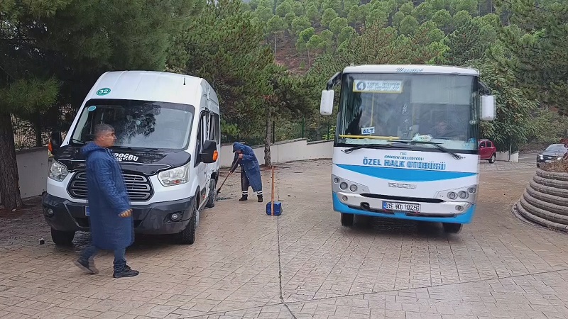 Halk otobüsü ile öğrenci servis minibüsü çarpıştı