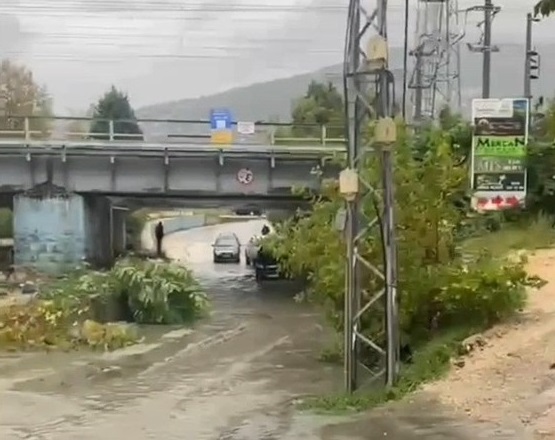 Sakarya'da dere taştı; su baskınları yaşandı