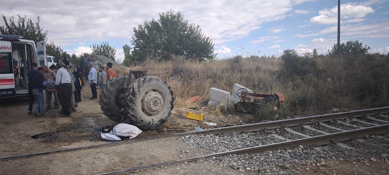 Yük treninin çarptığı traktör ikiye bölündü