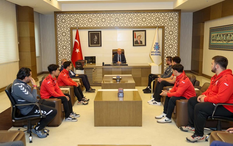 Başarılı sporcular Başkan'ı ziyaret etti
