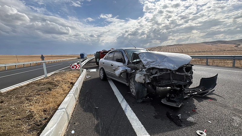 Kaza yapan otomobile başka otomobil çarpıp takla attı