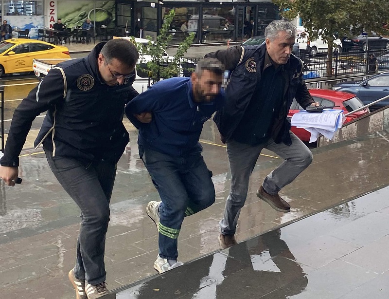 Bayrağı çöpe attı ‘vatan hainleri’ diye paylaşım yaptı