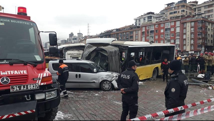 İstanbul'da tramvayla İETT otobüsü çarpıştı: 33 yaralı