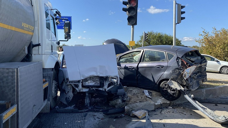 Tanker ışıkta bekleyen 4 otomobile çarptı