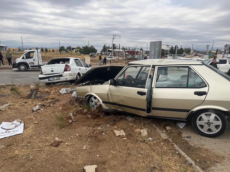 Adıyaman'da otomobiller çarpıştı; 5 yaralı