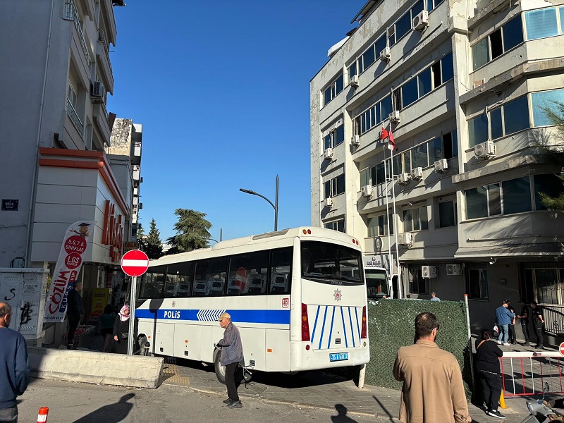 Bayraklı Belediyesi’ne operasyon: 46 gözaltı