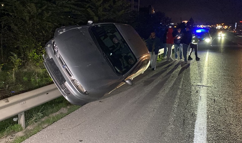Kontrolden çıkan otomobil bariyerin üzerinde yan durdu