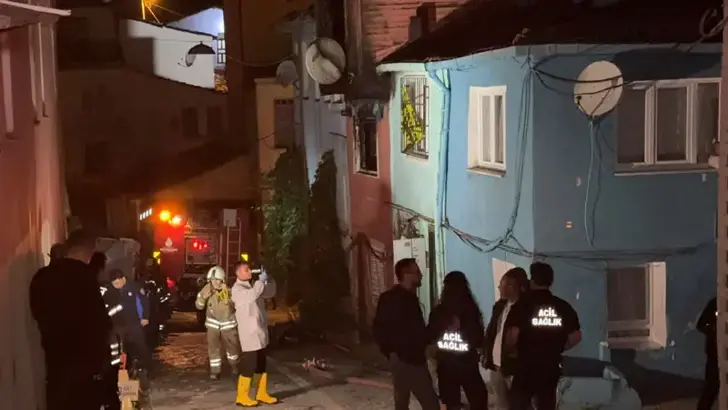 Fatih’te 2 katlı bina alev alev yandı