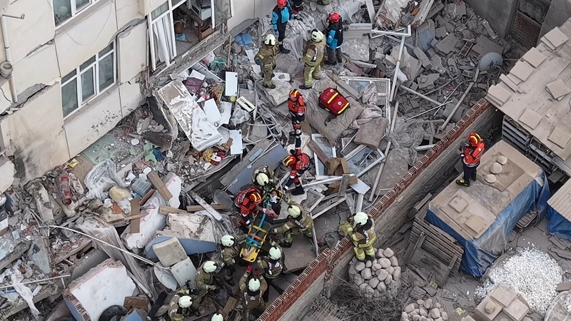 Maltepe'de 7 katlı bina çöktü