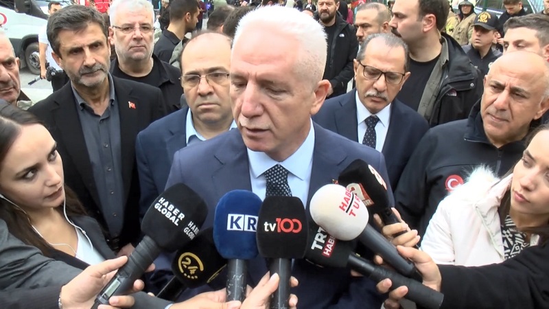 İstanbul Valisi'nden çöken binayla ilgili açıklama