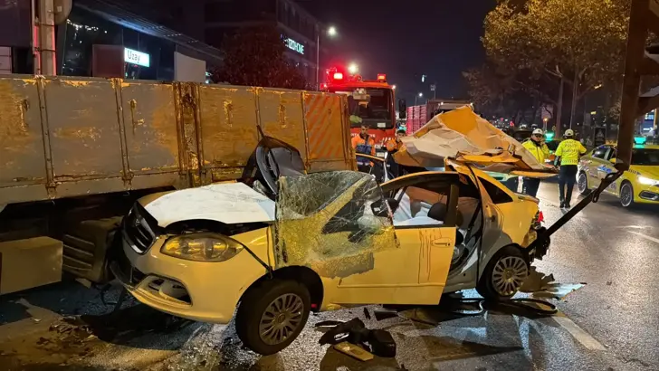 Otomobil, taksiye çarpıp kamyonetin altına girdi