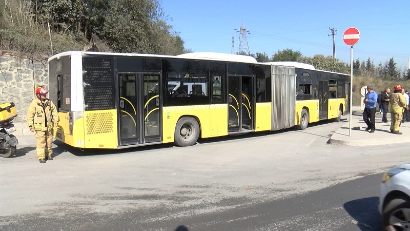 İETT otobüsü duvara çarptı; 4 yaralı