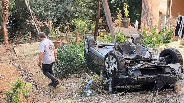 Fren yerine gaza basan  sürücü bahçeye uçtu