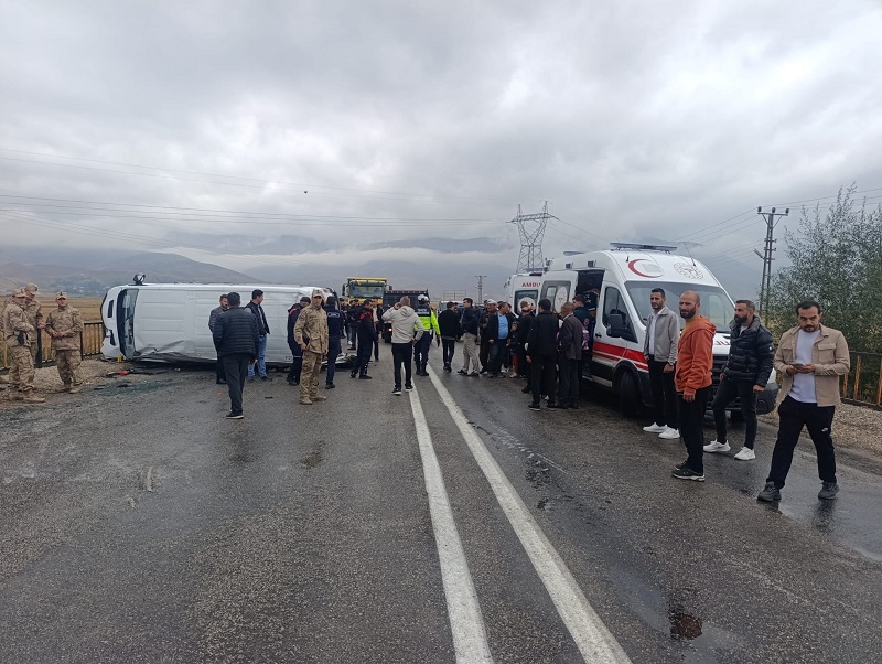 Öğrenci servisi devrildi; 12 yaralı