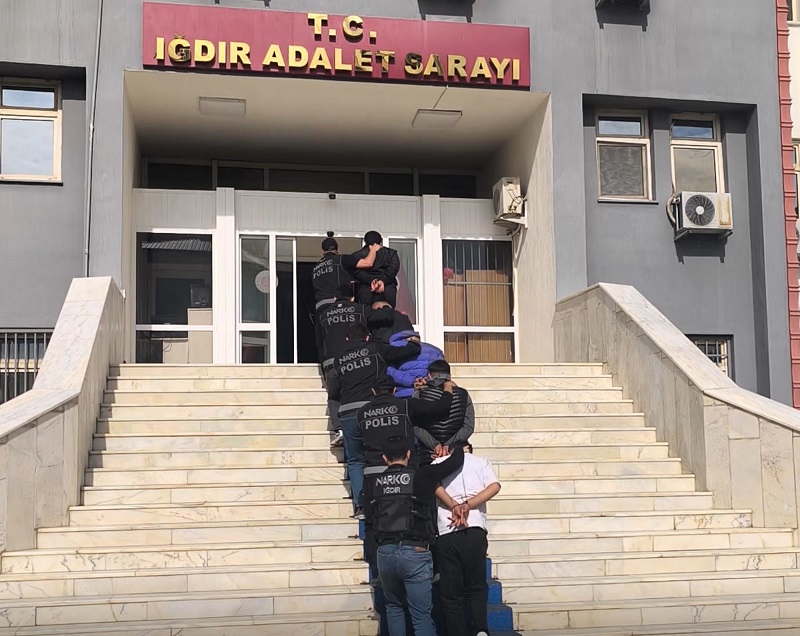 Uyuşturucu sevkiyatında suçüstü yakalandılar