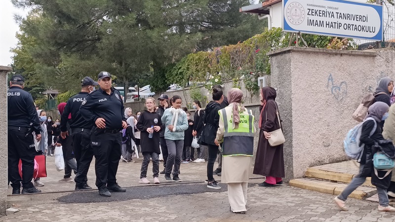 20 öğrenci hastaneye kaldırıldı