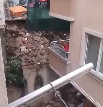 Kağıthane’de sağanağın ardından istinat duvarı çöktü