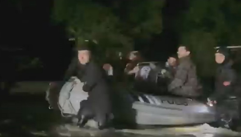 İş yerlerinde mahsur kalanlar tekne ve botlarla kurtarıldı