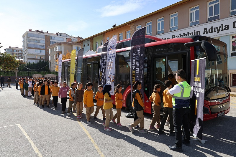 Miniklere trafikte nezaket bilinci aşılanıyor