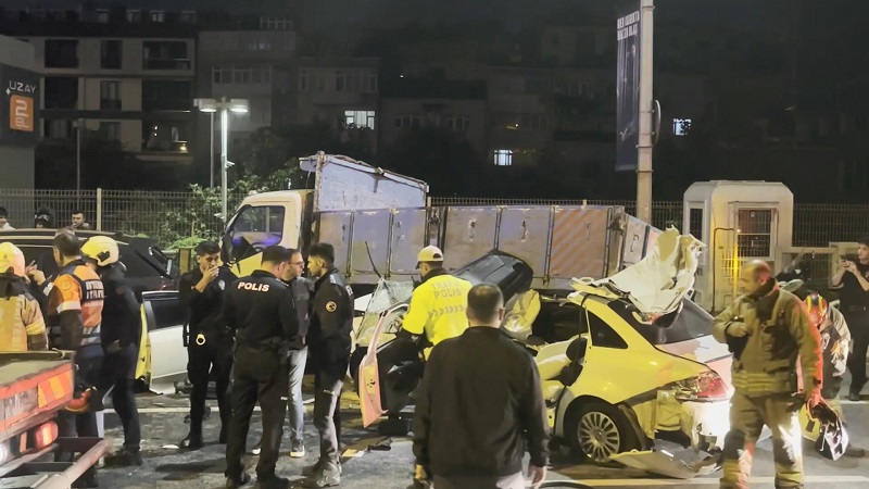 Beyoğlu’nda 5 aracın karıştığı zincirleme kaza