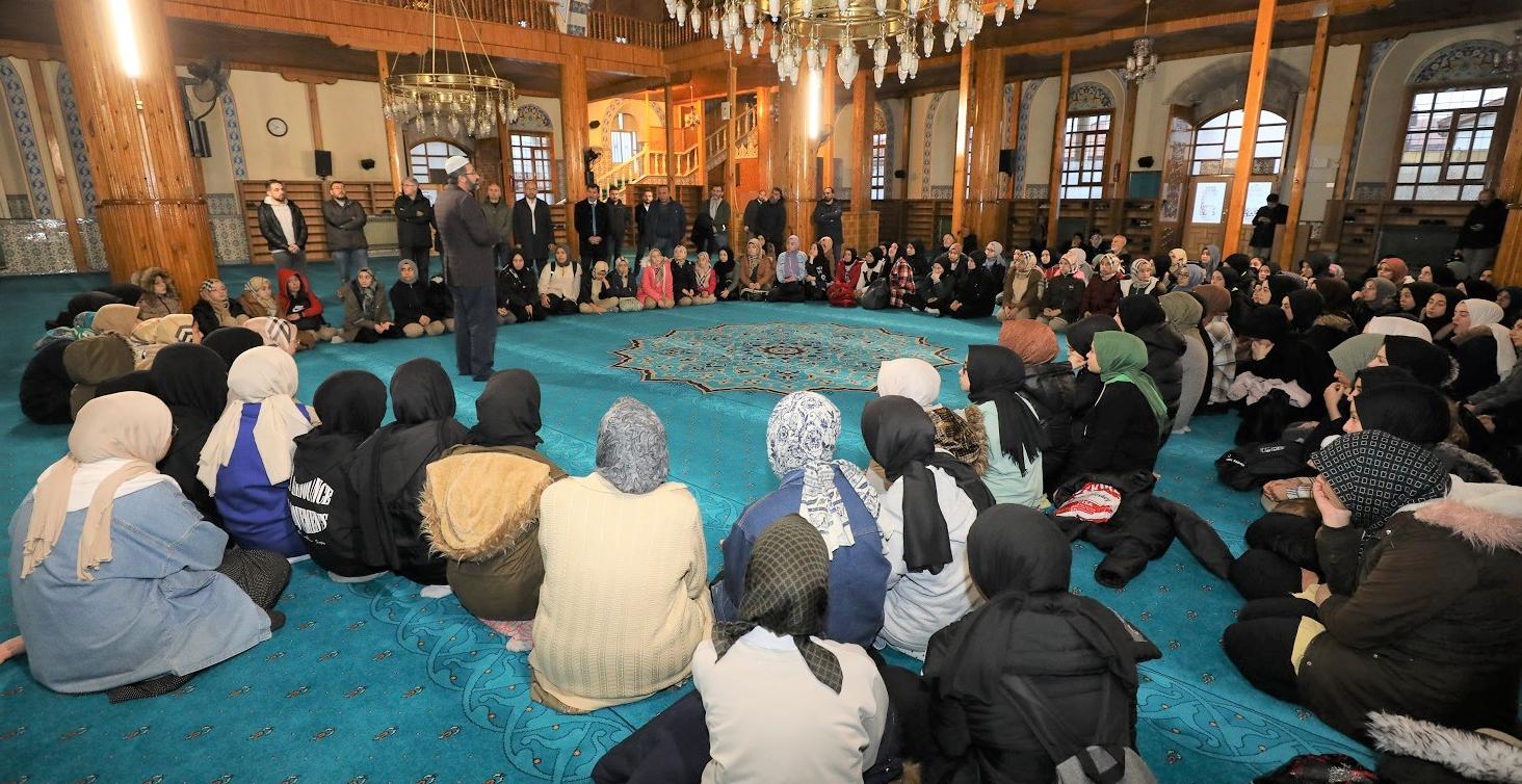Öğrenci ve veliler sabah namazında bir araya geldi